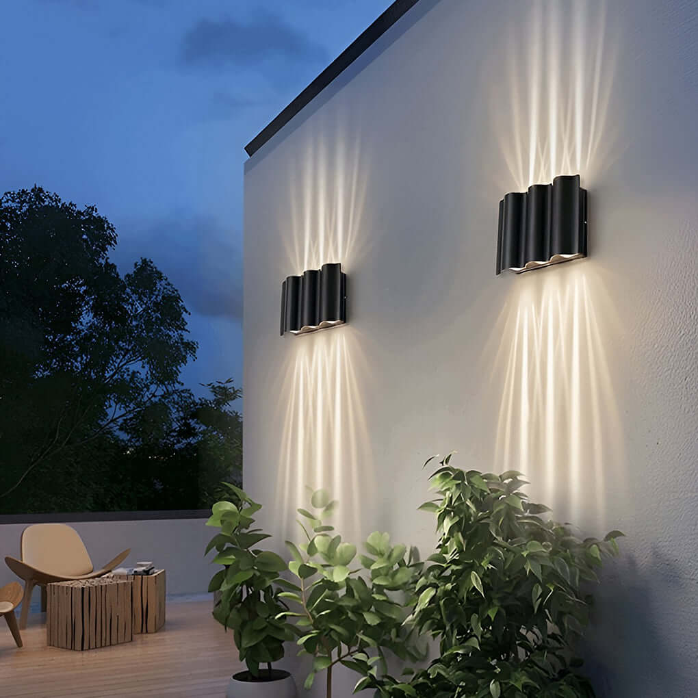 Close-up of wavy aluminum body on beam wall light | Casa Norex