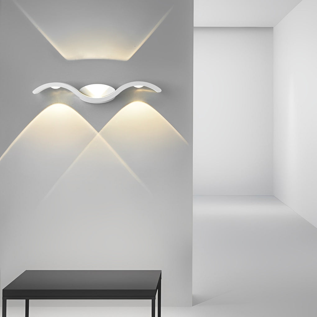 Close-up of wavy aluminum body on wall sconce | Casa Norex