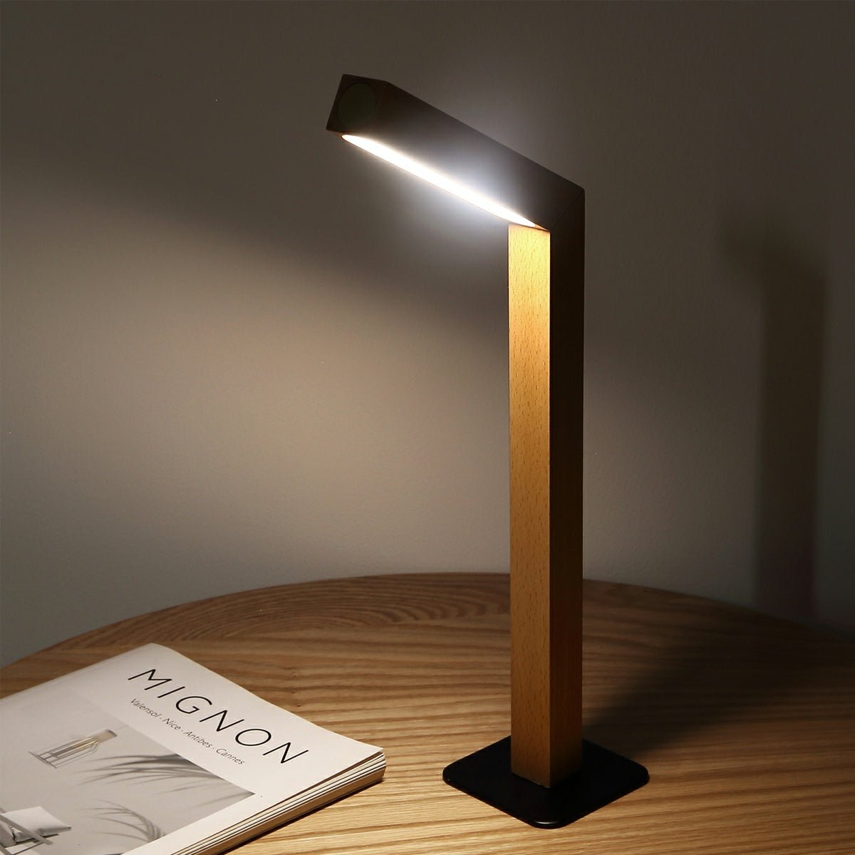 Close-up of wood grain texture on strip table lamp | Casa Norex