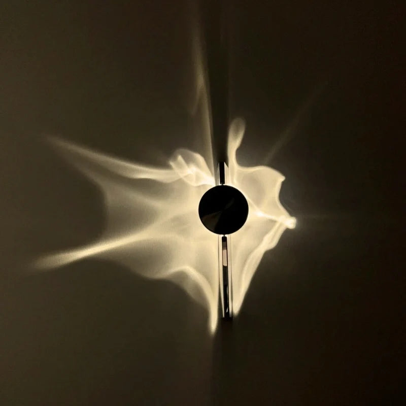 Solo wall sconce light fanning out to one side across a dark wall, ripple pattern — Casa Norex