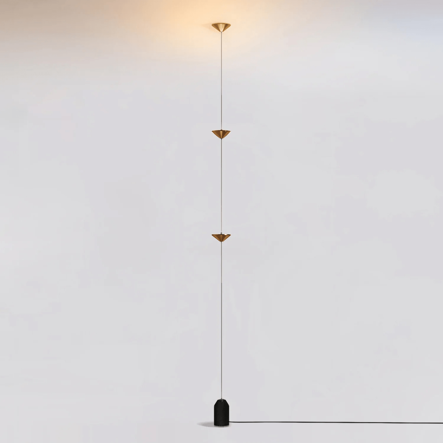 Floor lamp in modern living room — sculptural silhouette | Casa Norex