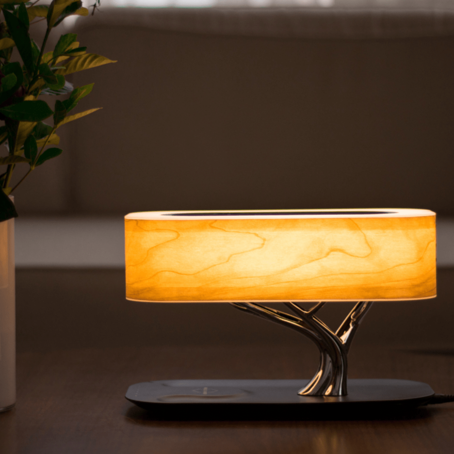 Close-up of wireless charging base on table lamp | Casa Norex