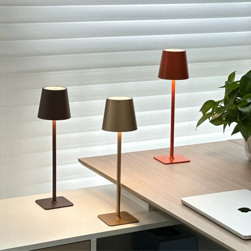 Three table lamps in black, brown and red on a work table — Casa Norex