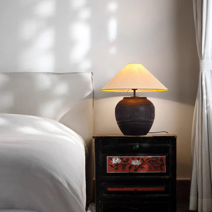 Resin wood-grain base close-up - Black Karen lamp by Casa Norex