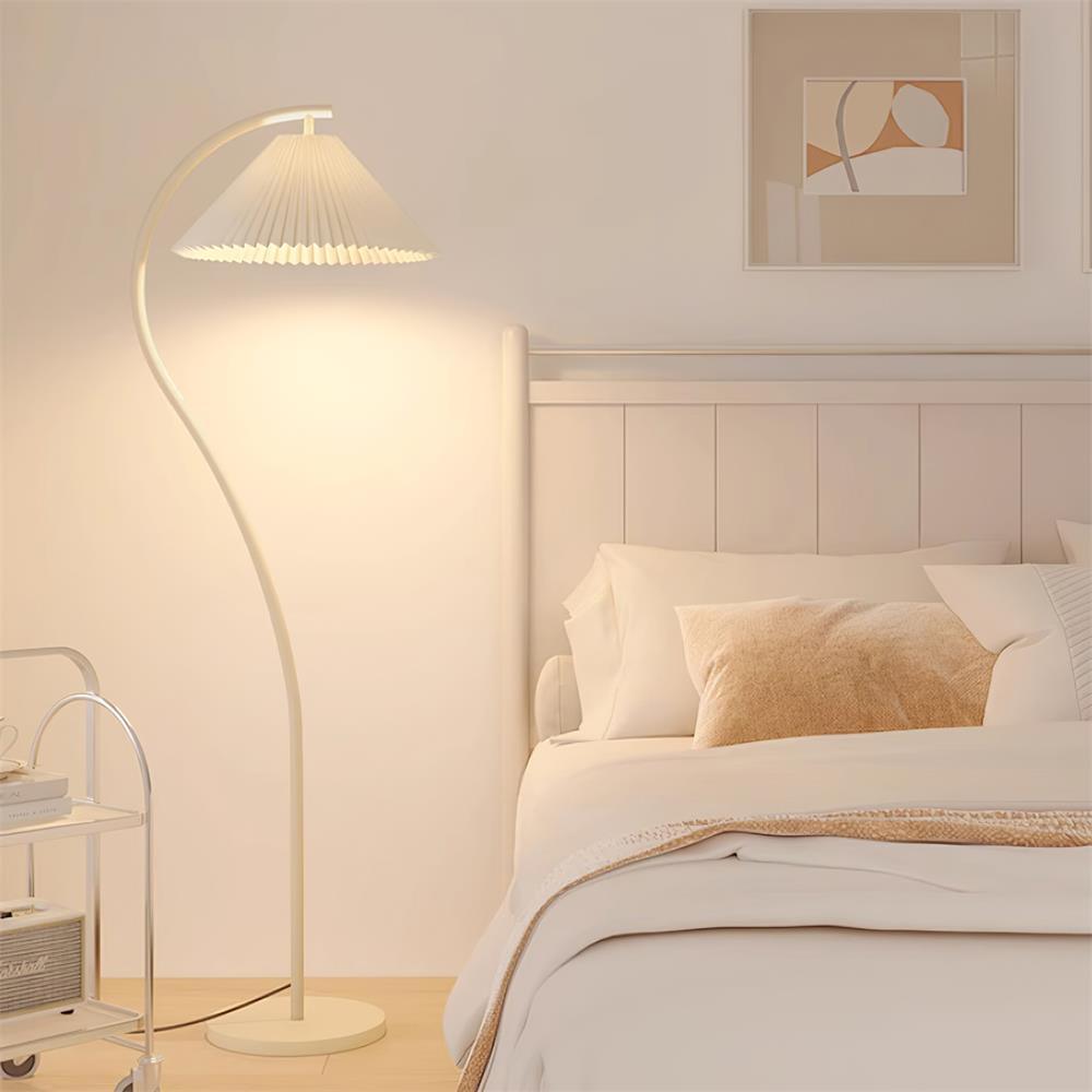 Caprani Tove floor lamp in living room - warm pleated glow - Casa Norex