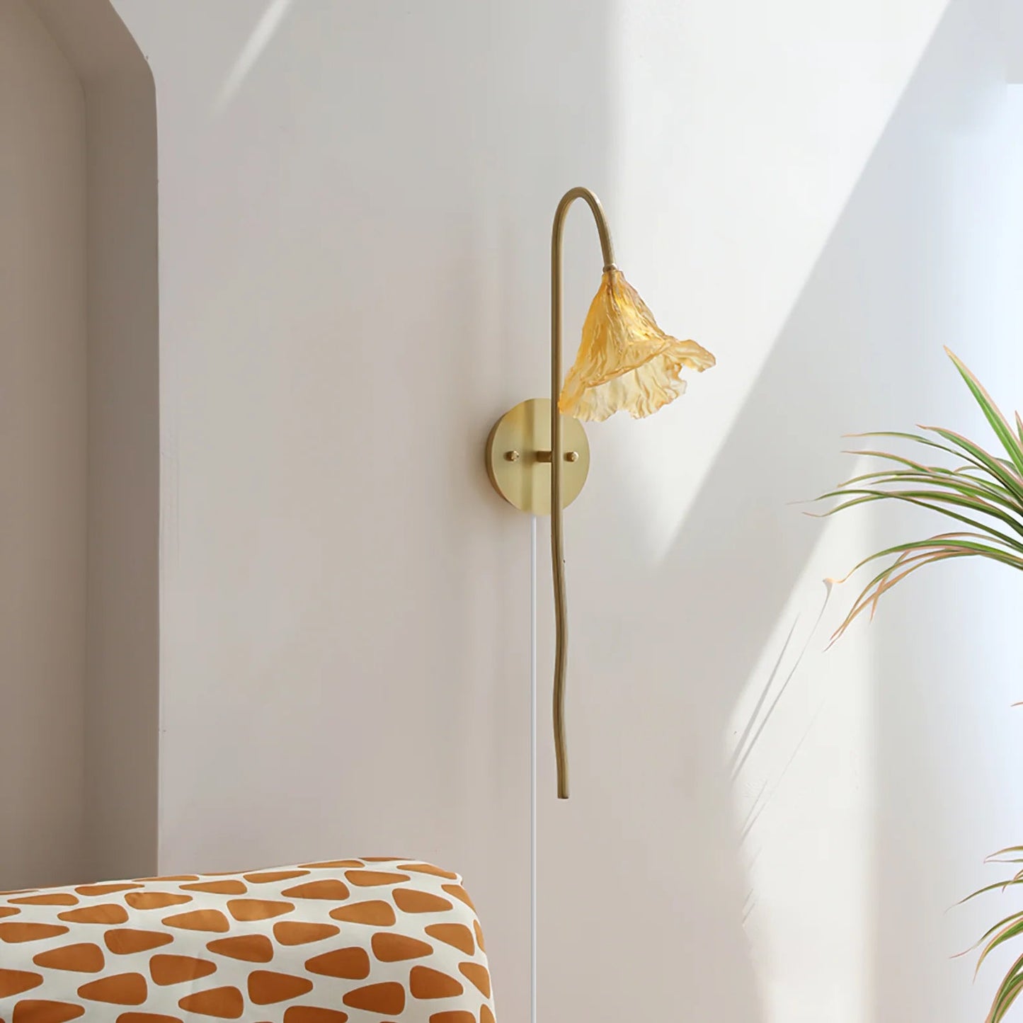 Lotus Amber wall lamp brass hardware detail - Casa Norex