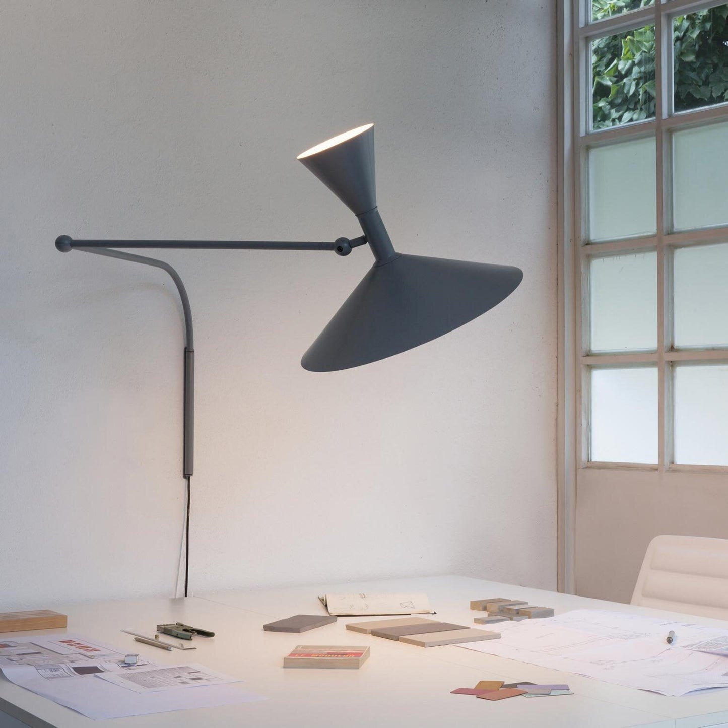Marseille plug-in lamp white finish above console - Casa Norex