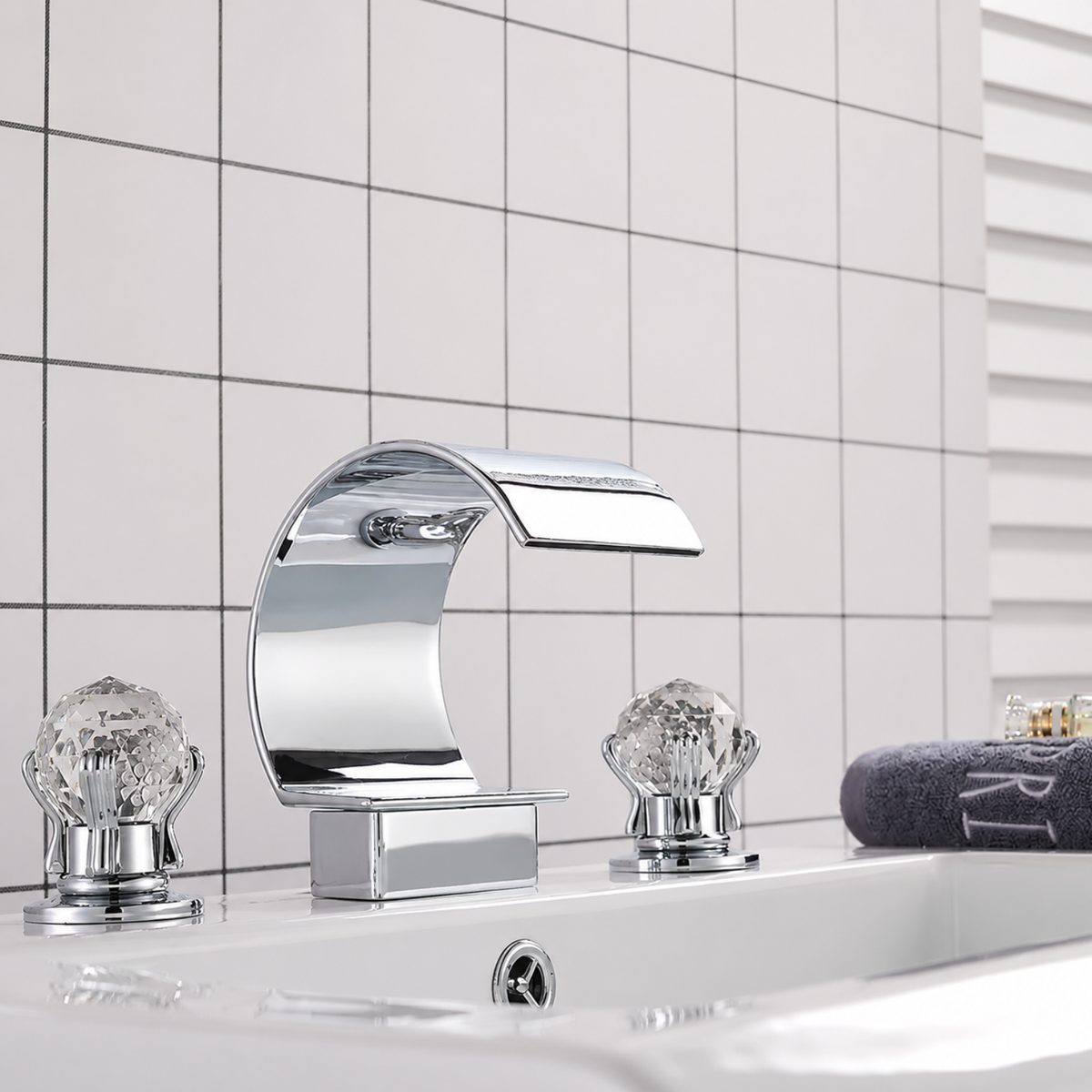 Close-up of solid brass spout and handle on Crystalline Tub Faucet | Casa Norex