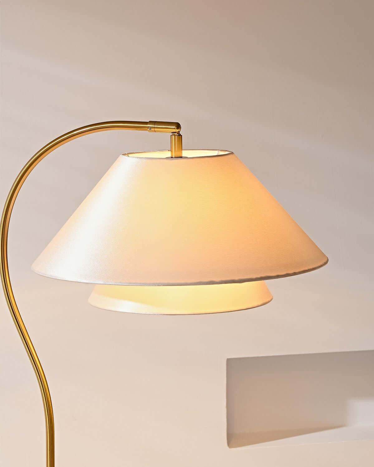 Aurelia arch floor lamp — walnut column and fabric shade pairing — Casa Norex