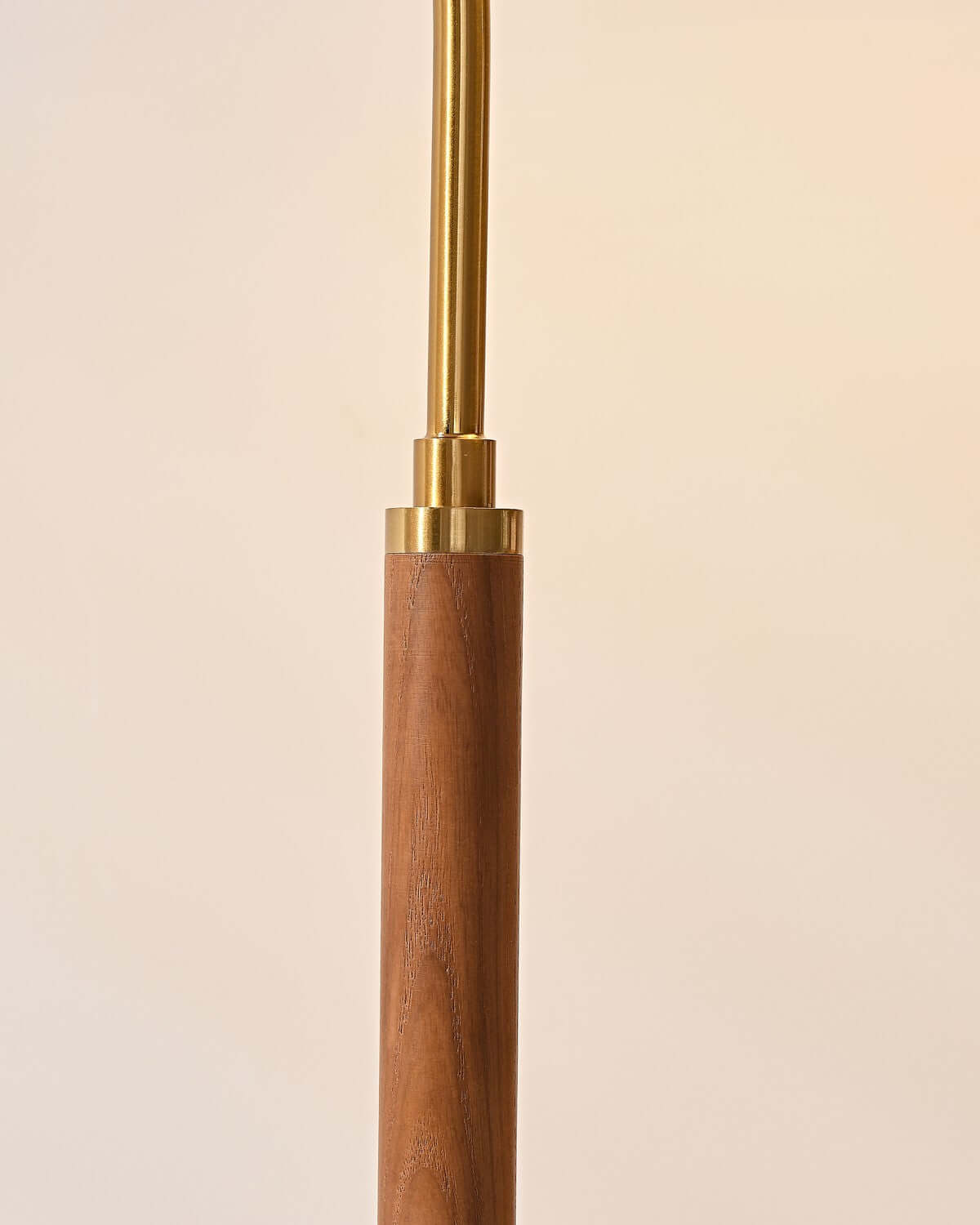 Aurelia arch floor lamp — complete product view, walnut finish — Casa Norex