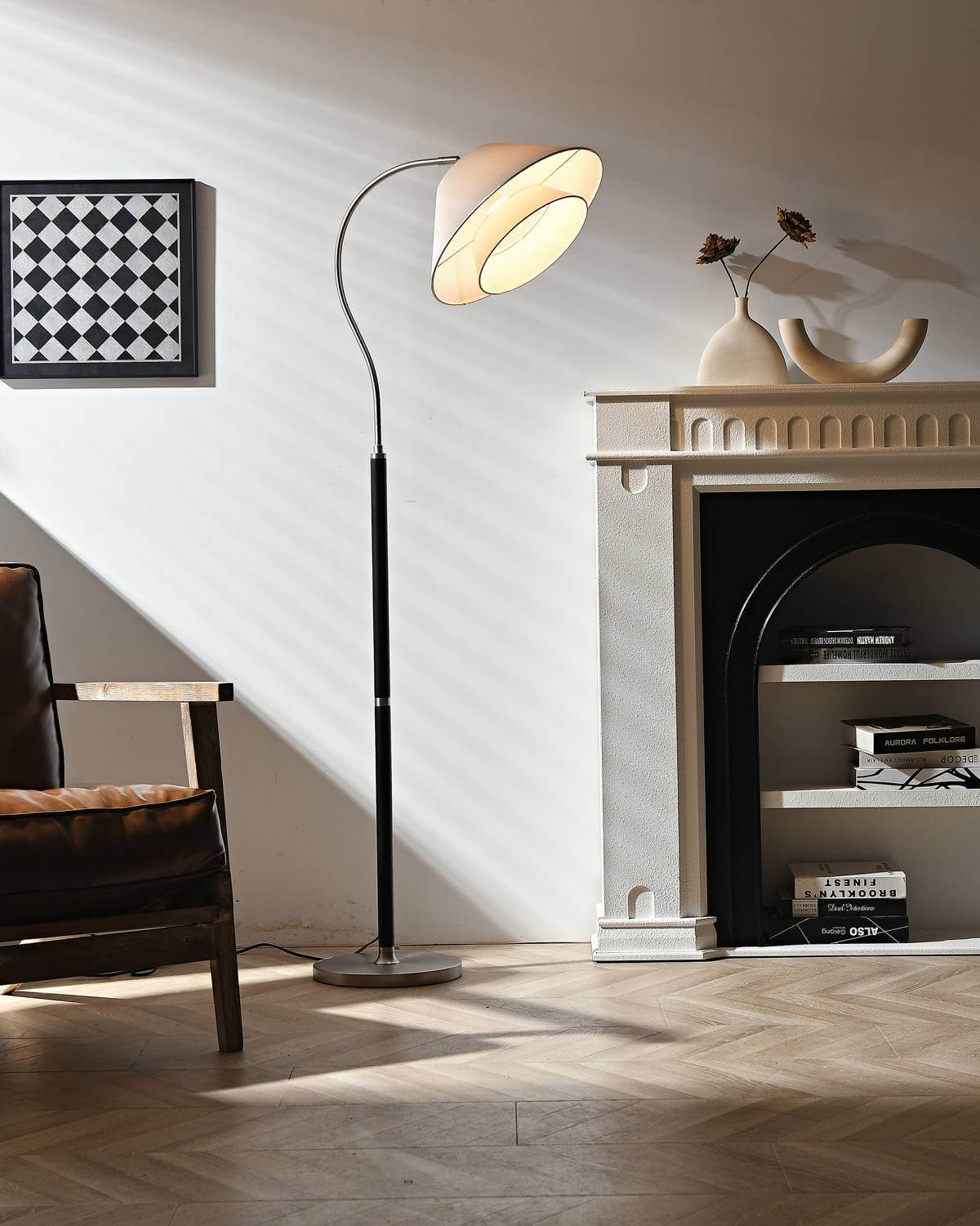 Arch floor lamp side profile — walnut column, corner-style silhouette | Casa Norex