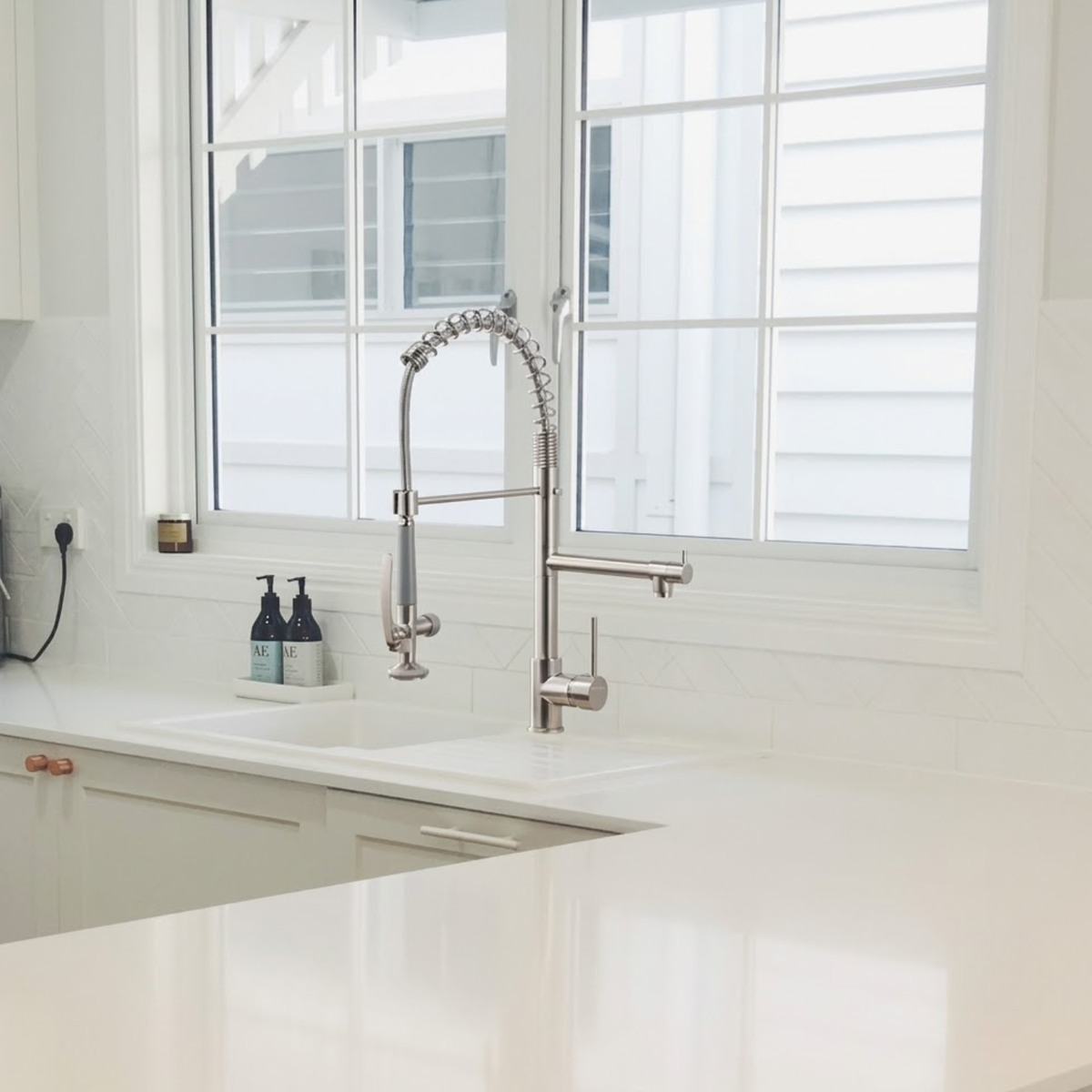 Kingswood Pull-Out Kitchen Faucet — single-handle hot and cold mixer, close-up | Casa Norex