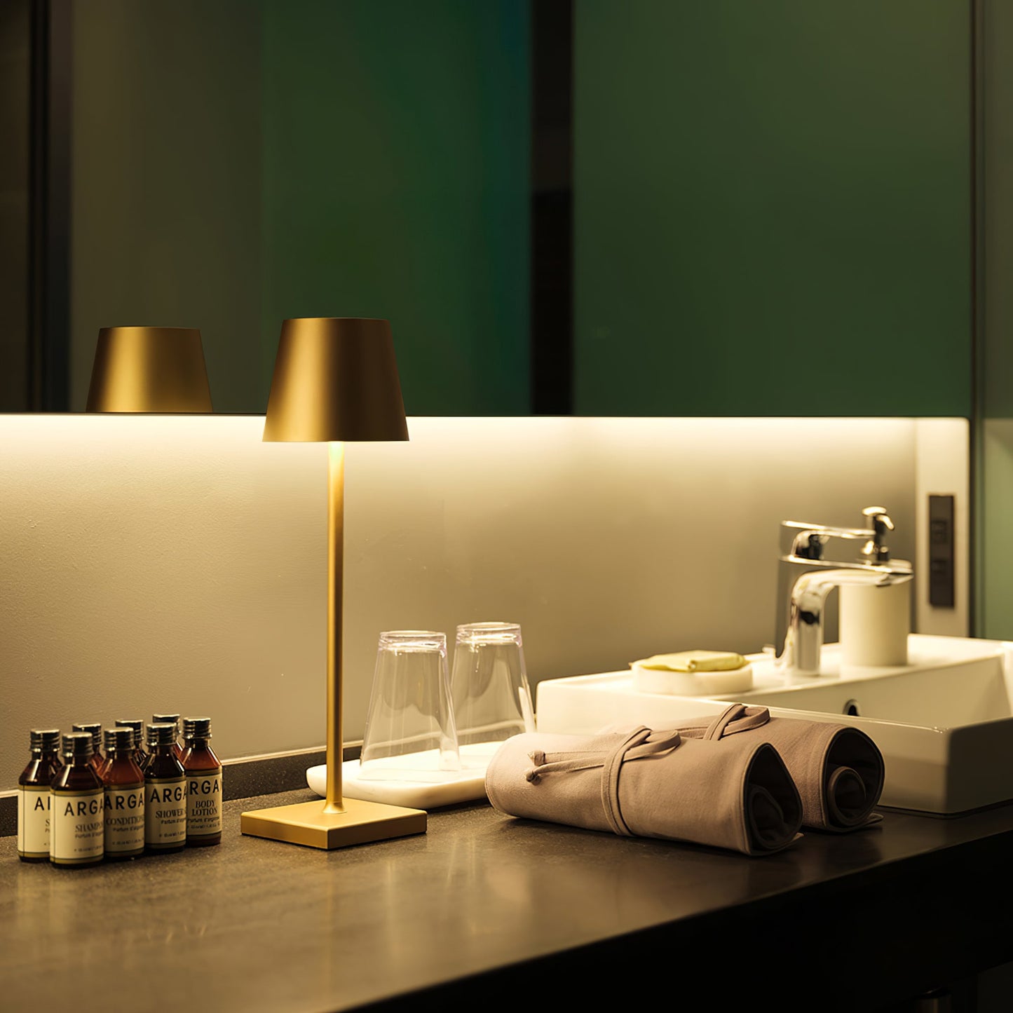 Doku Built-in Battery Table Lamp