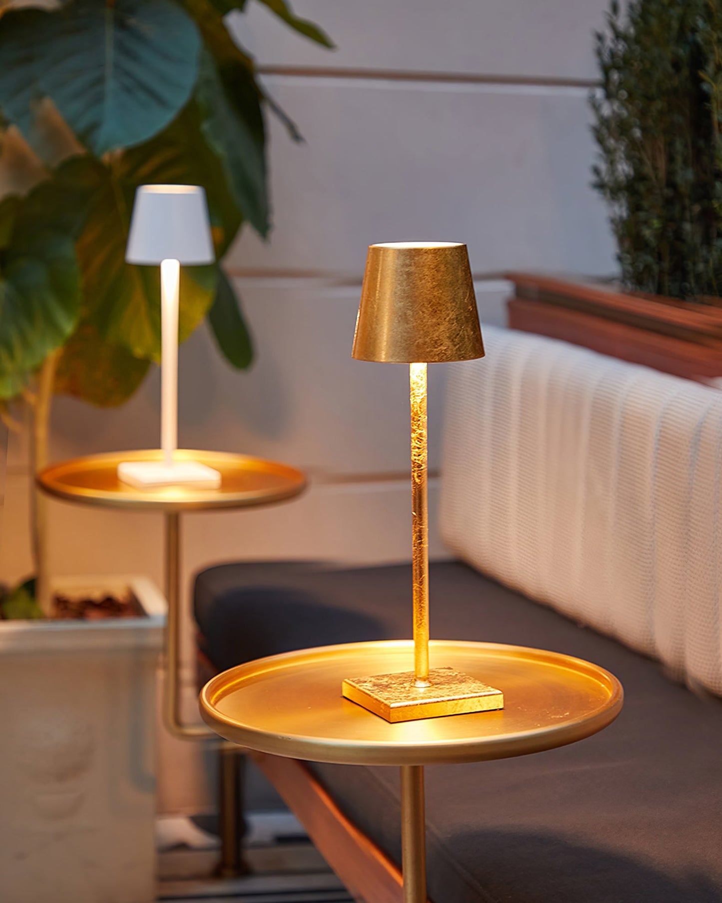 Doku Built-in Battery Table Lamp