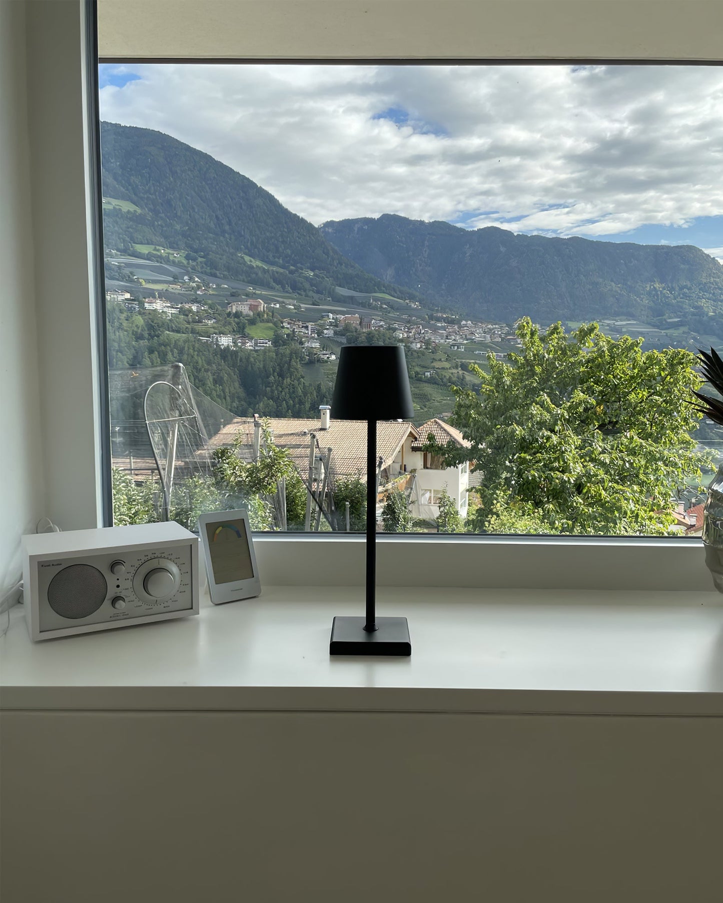 Doku Built-in Battery Table Lamp