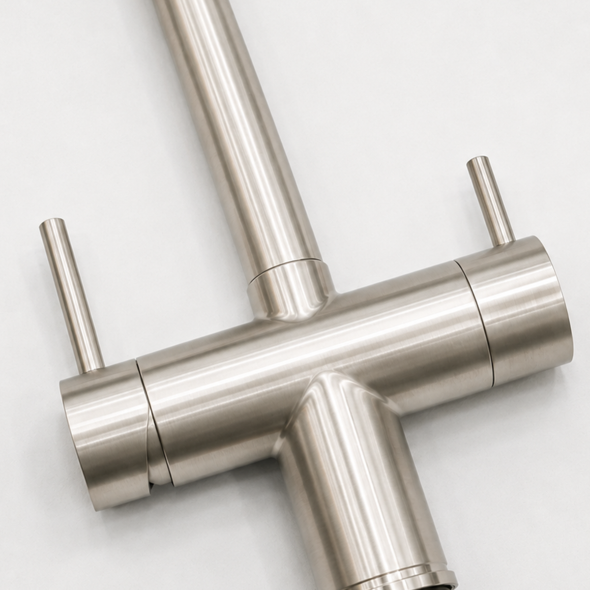 Ashland 3-Way Filtered Pull-Out Kitchen Faucet — pull-out spray head, close-up | Casa Norex