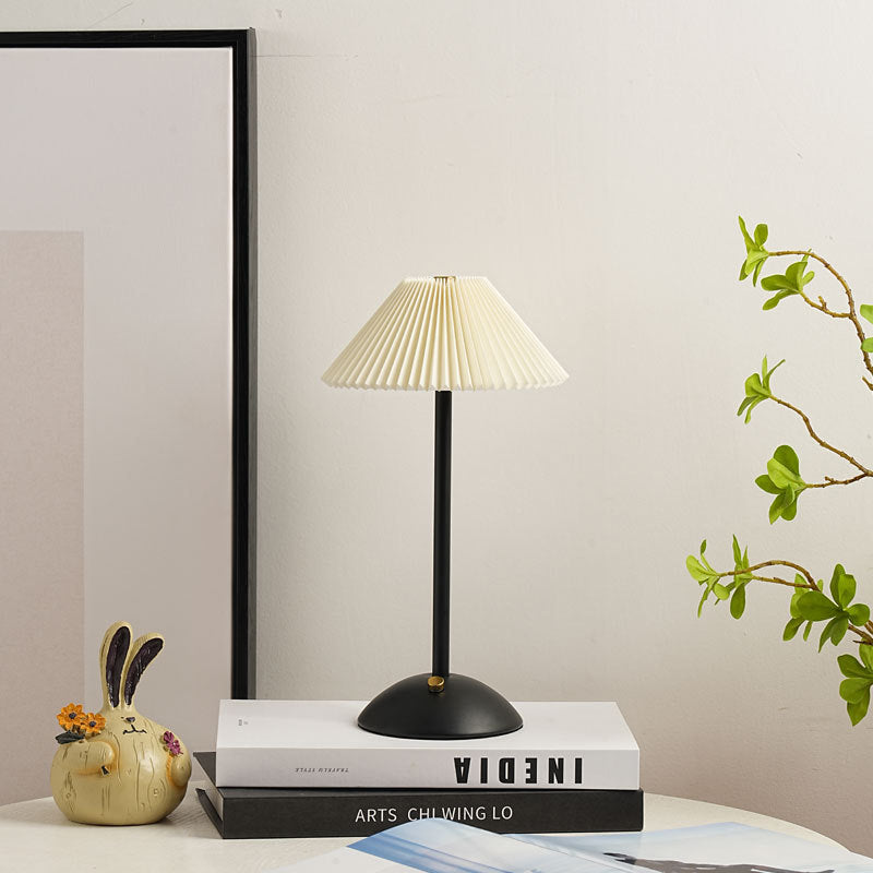 Close-up of 6.5" wide on table lamp | Casa Norex