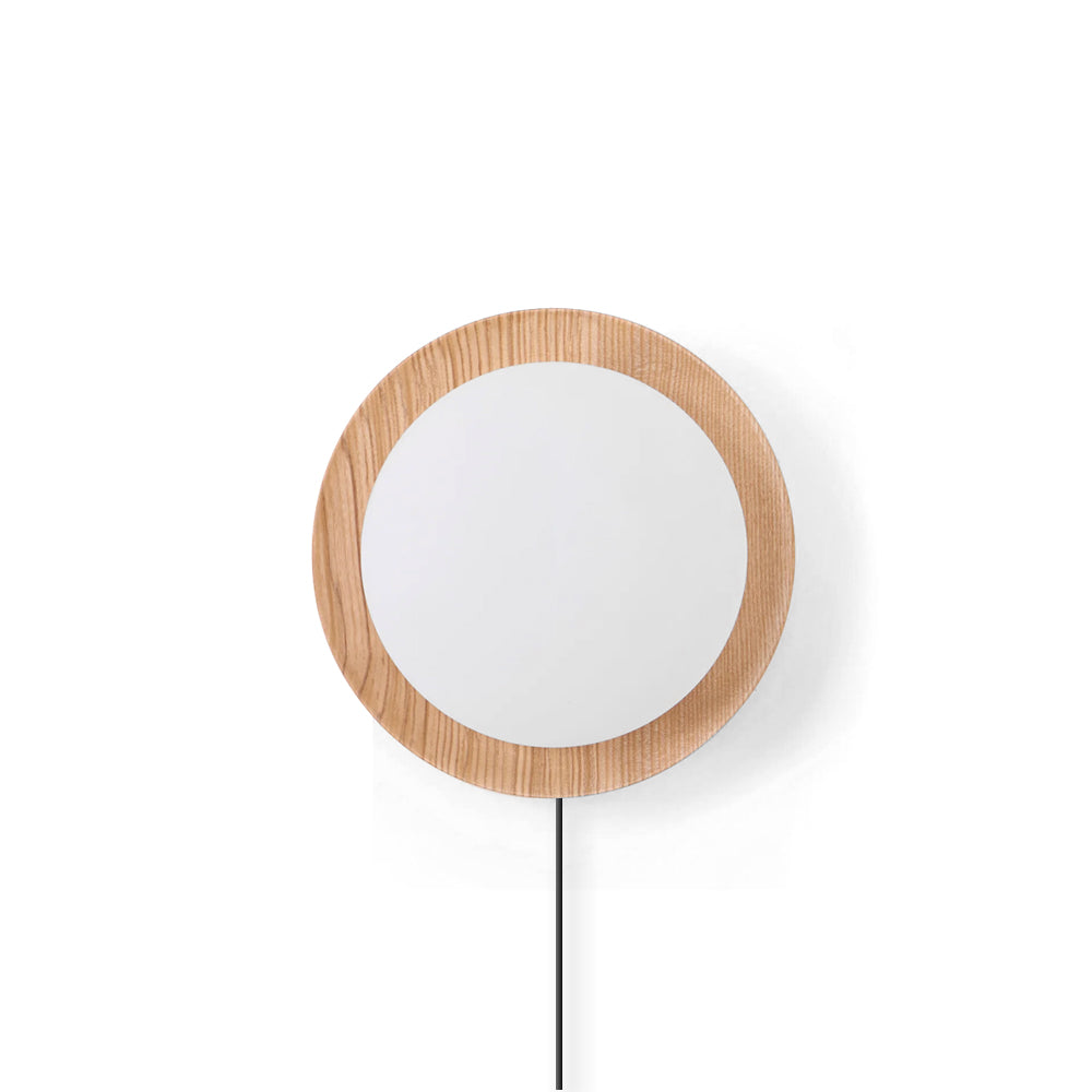 Wood grain backing plate close-up - Tablet plug-in wall lamp by Casa Norex