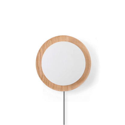 Wood grain backing plate close-up - Tablet plug-in wall lamp by Casa Norex