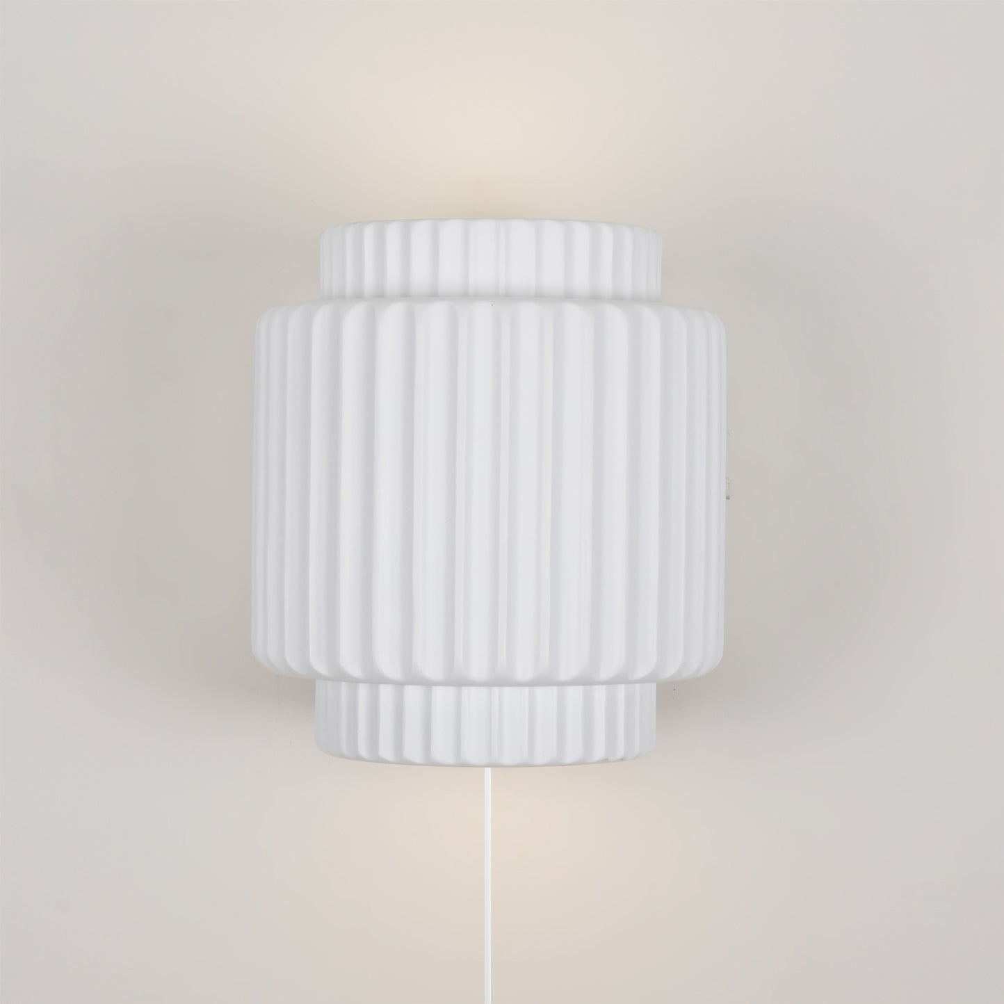 Tristan pillared resin plug-in wall lamp white indented columns | Casa Norex