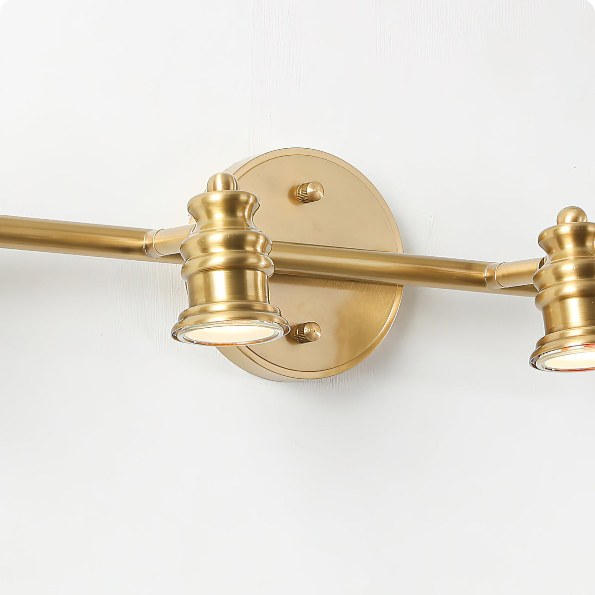 Close-up of the central backplate and spotlight heads on a brass bar — Casa Norex