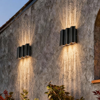 Beam wall light installed on villa exterior — Casa Norex