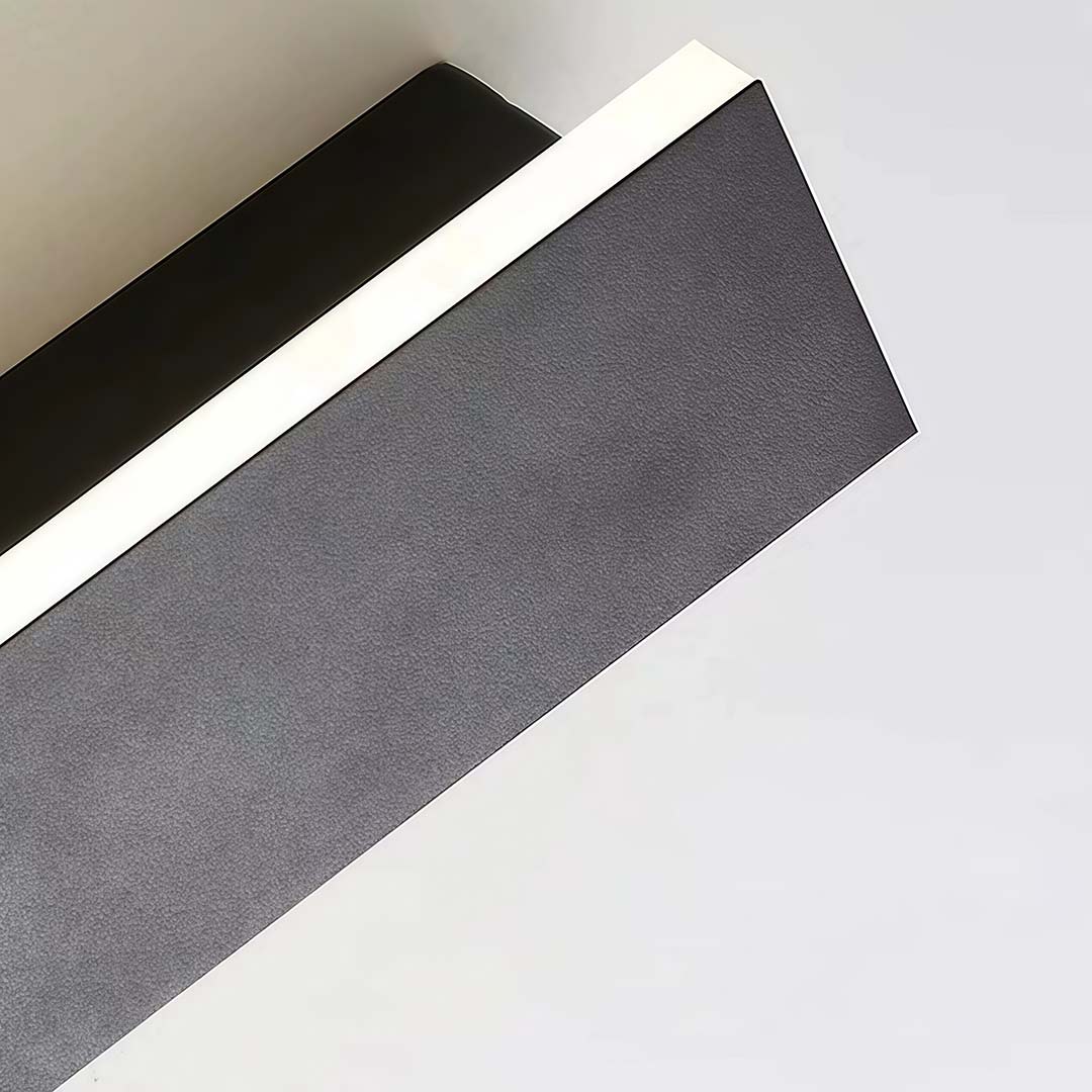 Long linear outdoor wall light close-up of illuminated linear structure — Casa Norex