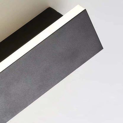 Long linear outdoor wall light close-up of illuminated linear structure — Casa Norex