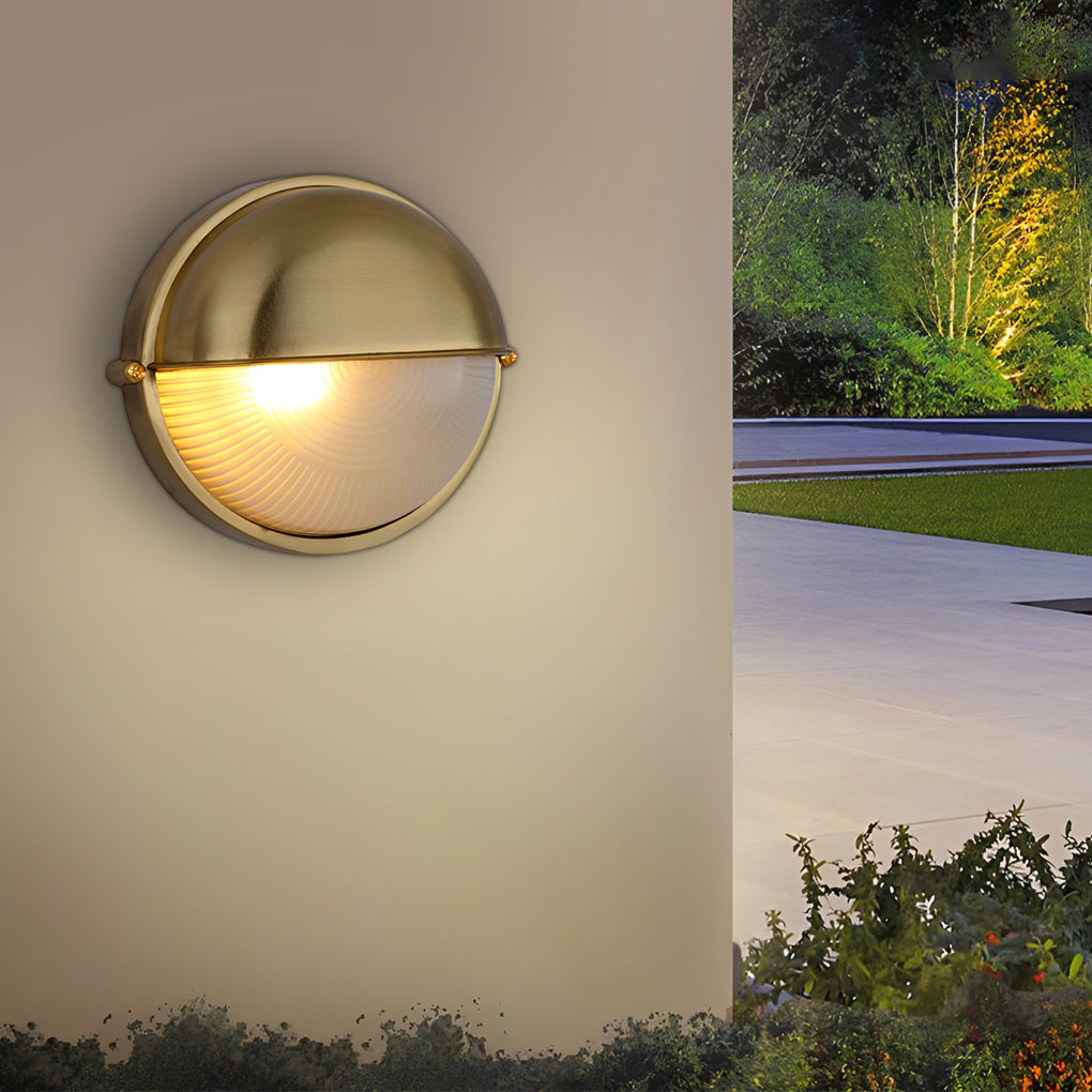 Oval bulkhead outdoor wall light in brass-tone finish | Casa Norex