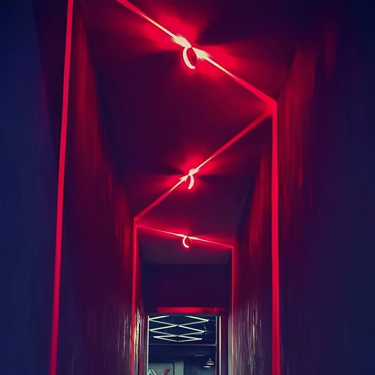 Close-up of aluminum housing on beam spot wall light | Casa Norex