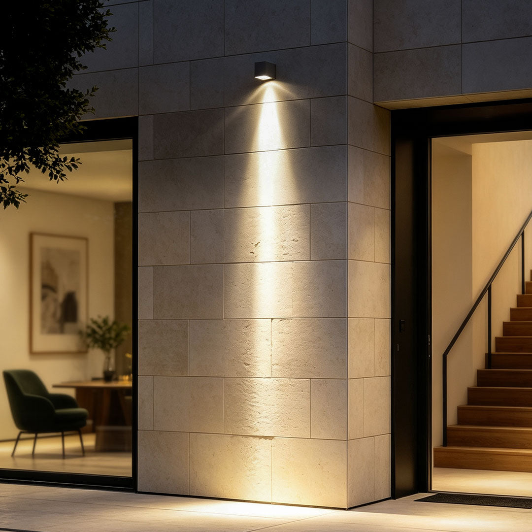 Quill spot light at an entry wall | Casa Norex