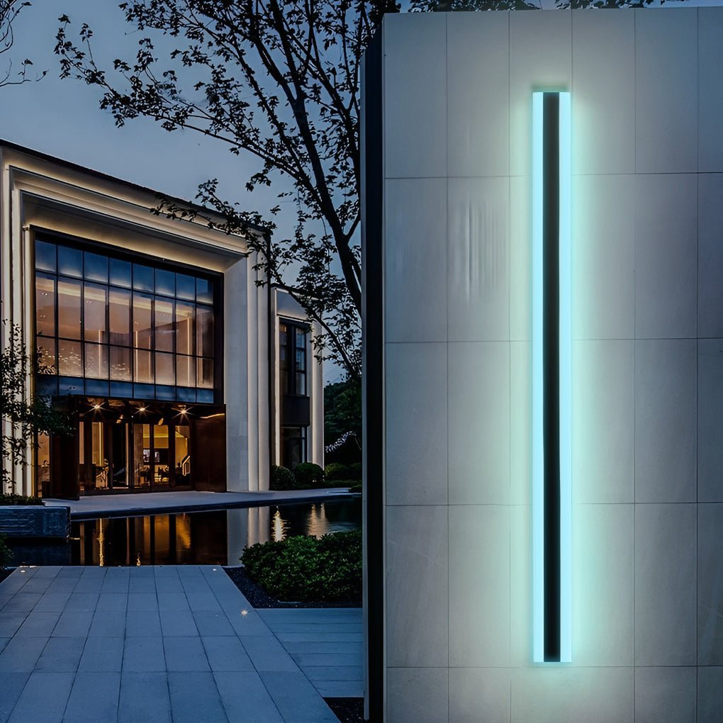 Black LED wall light on a garden gate and fence — Casa Norex