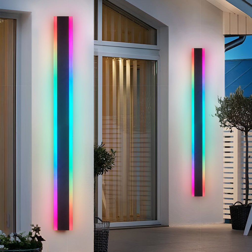 Outdoor wall light beside a gate and pathway — Casa Norex