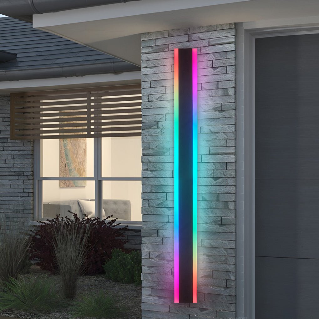 Linear outdoor wall light on a fence and garden wall — Casa Norex