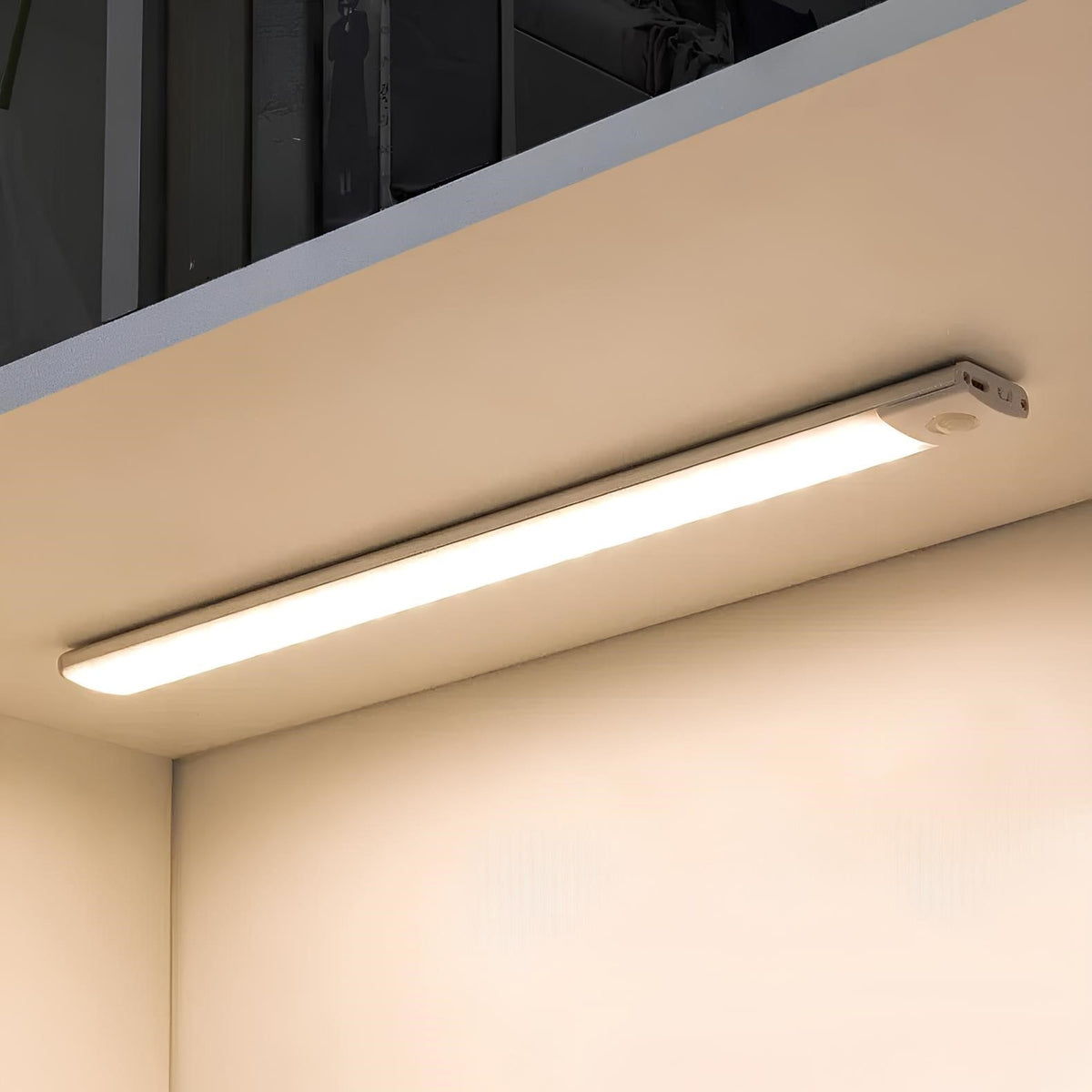 White light bar with a warm glow under a shelf — Casa Norex