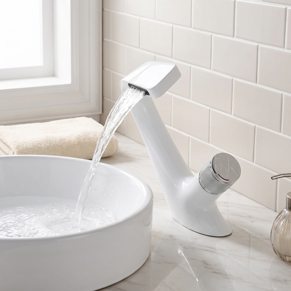 Bodo waterfall bathroom faucet White lifestyle