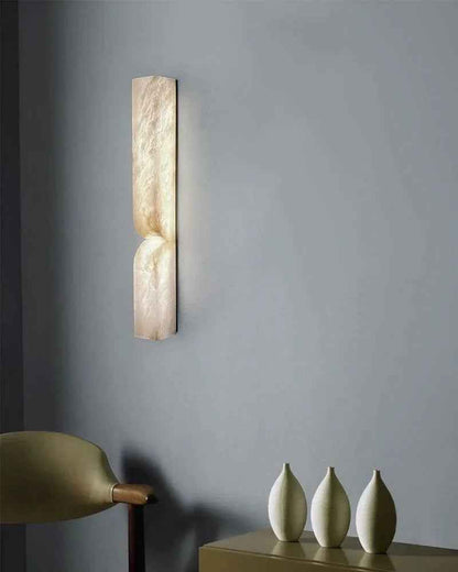 Close-up of veined alabaster stone on wall sconce | Casa Norex