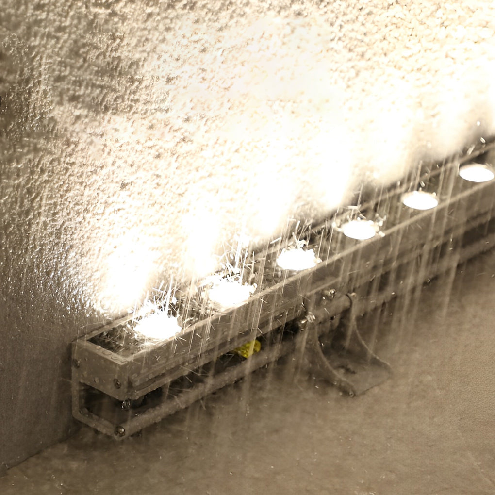 Linear LED outdoor wall washer light Skyline, hand adjusting the flexible installation | Casa Norex