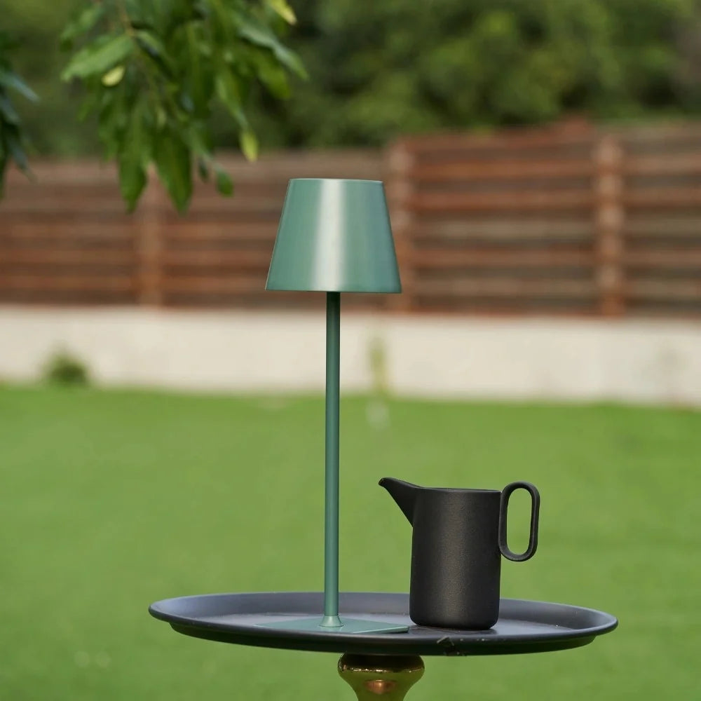 Matte green table lamp on a garden tray table on a lawn — Casa Norex
