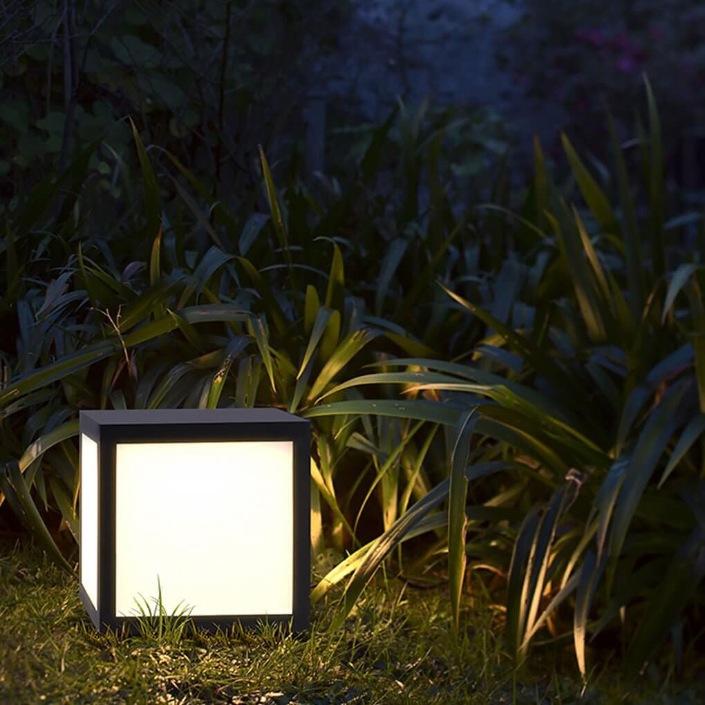 Garrick pillar light at night in a landscape | Casa Norex