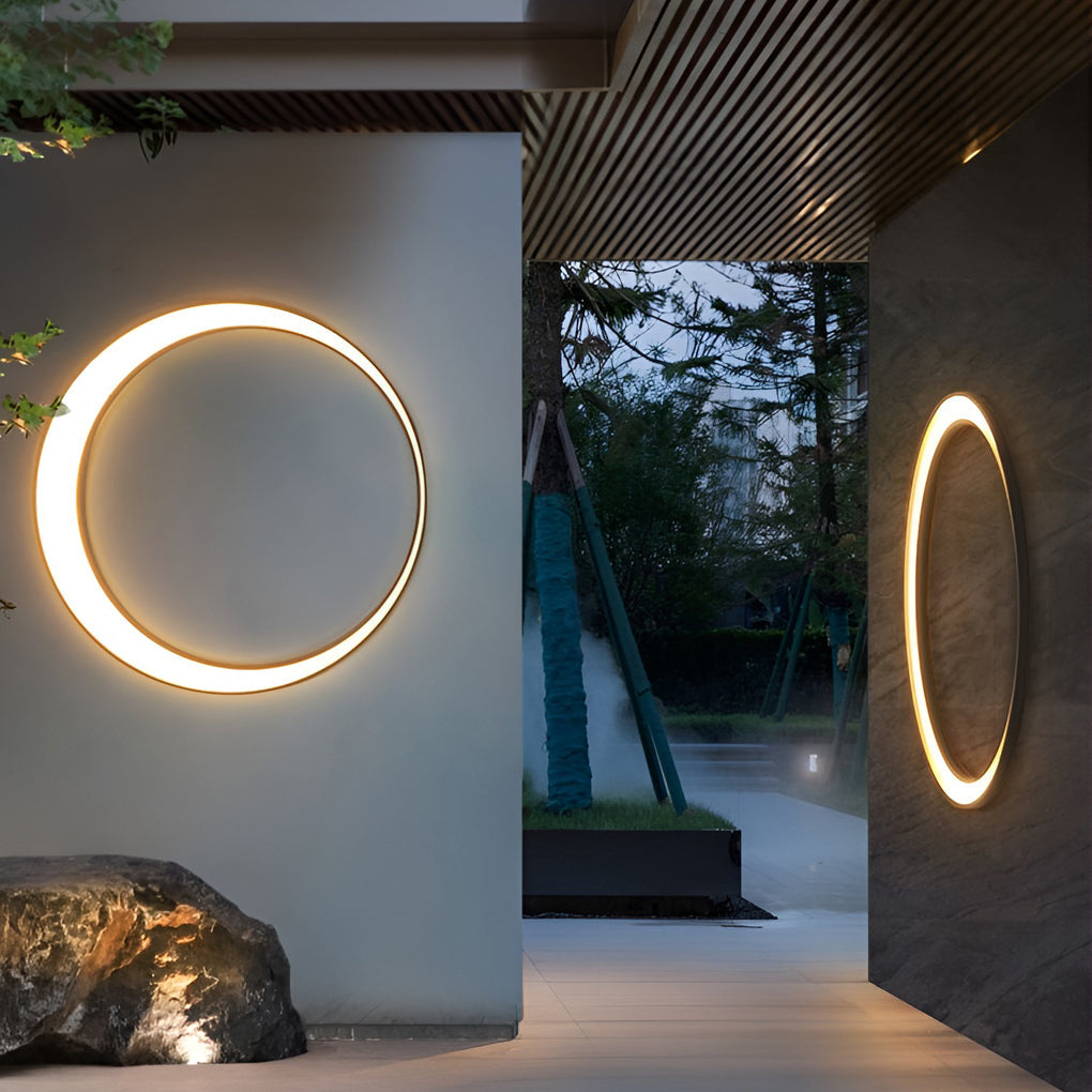 Round outdoor wall light in covered corridor — Casa Norex