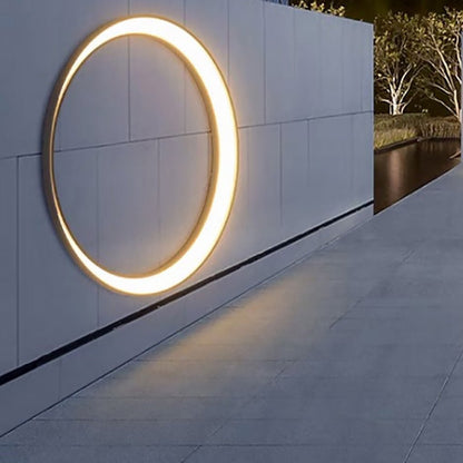 Round outdoor wall light lighting a long wall as a guide — Casa Norex