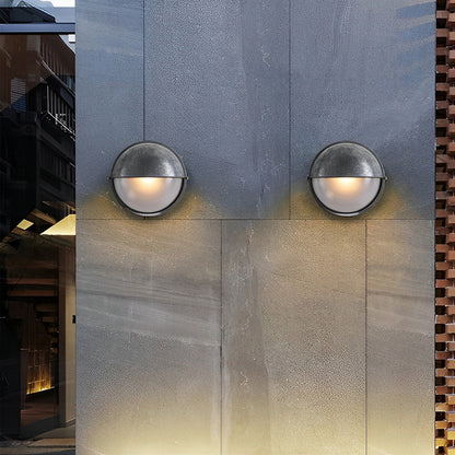 Bulkhead outdoor wall light — die-cast aluminum housing on concrete facade | Casa Norex