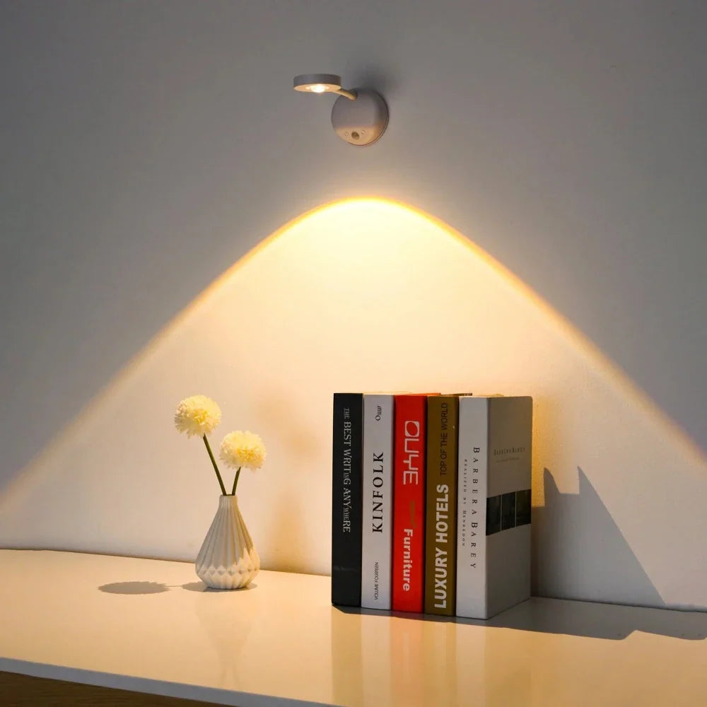White spotlight above books and a vase on a shelf — Casa Norex
