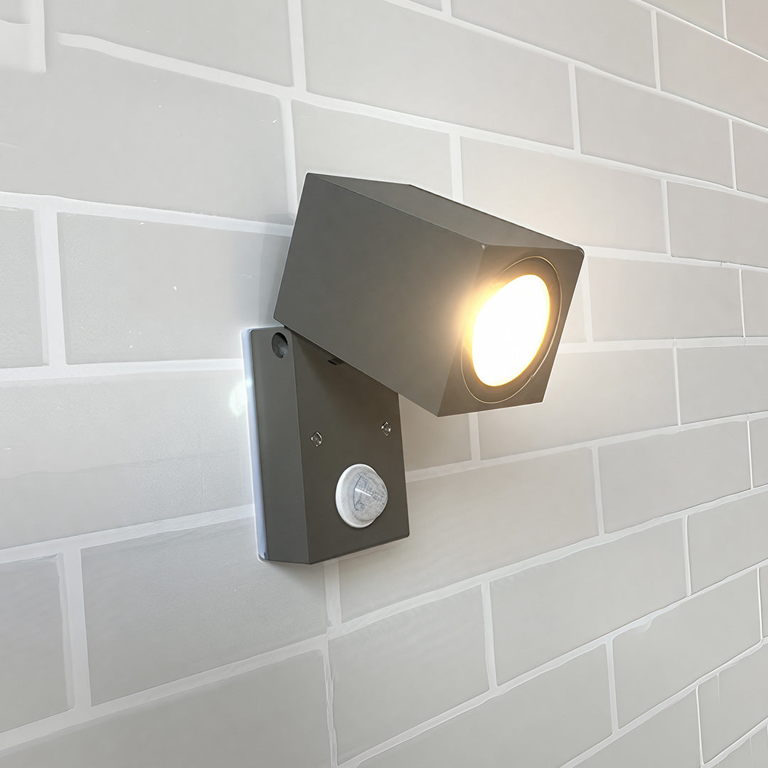 Kestrel motion detection on a black brick wall — Casa Norex