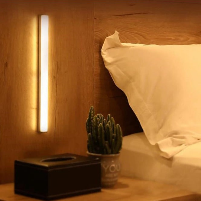 Vertical light bar beside a headboard and bedside table | Casa Norex