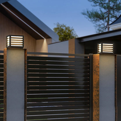Harcourt pillar light in a front yard and backyard — Casa Norex