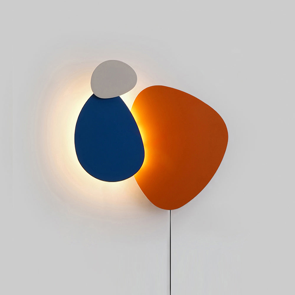 Luminous disc close-up - Tria LED plug-in wall lamp by Casa Norex