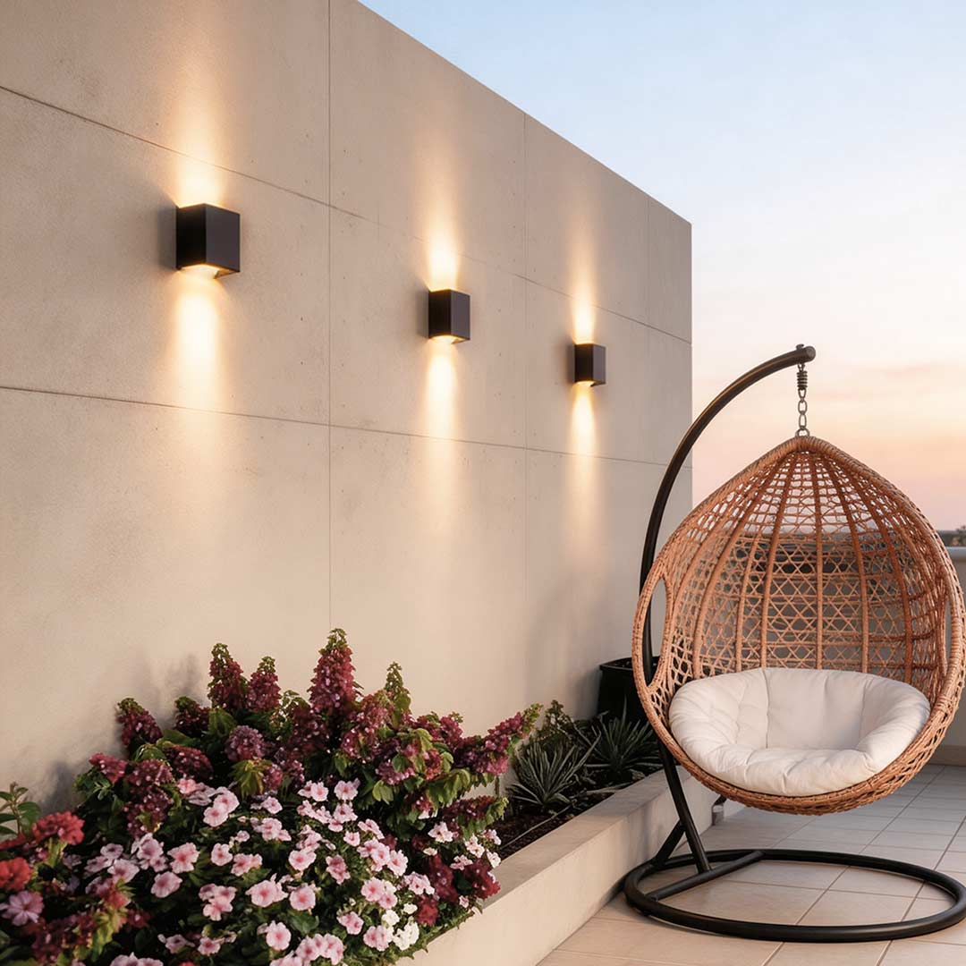 Up down outdoor wall light on contemporary exterior wall with ambient light — Casa Norex