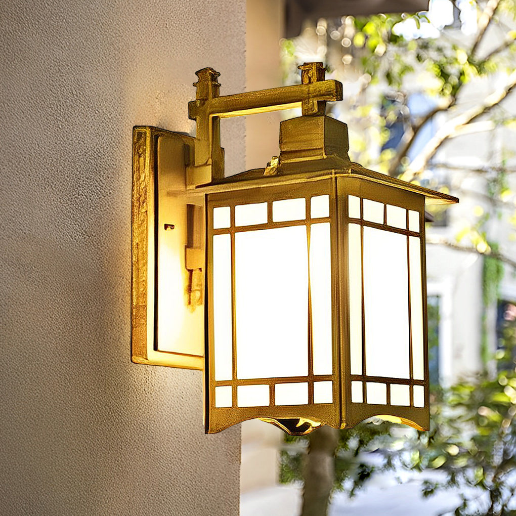 Retro lantern outdoor wall light among green plants — Casa Norex